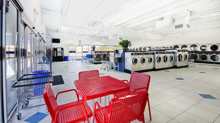 Modern And Attractive Laundry Shop Interior Design Ideas