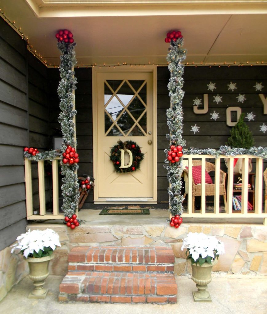 25+ Front Porch Christmas Decor Ideas To Wow Your Neighbors