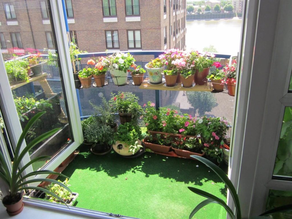 apartment balcony garden decorating ideas