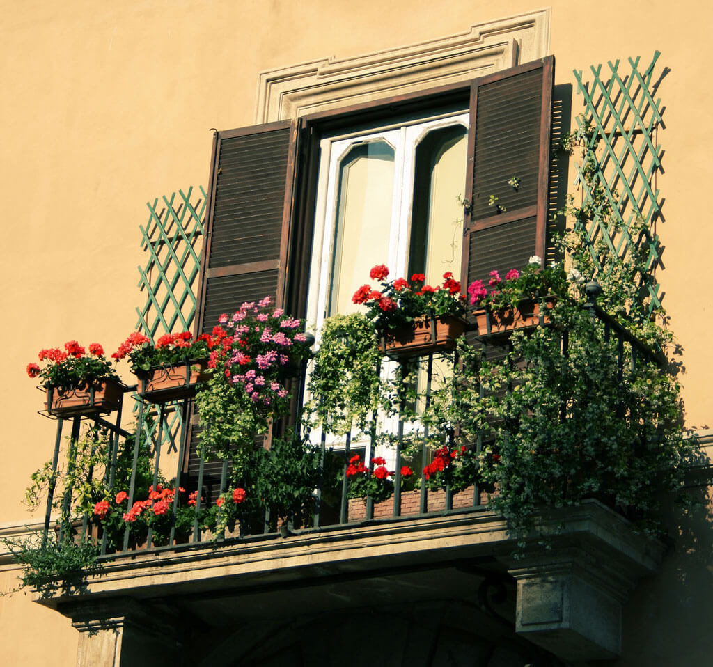 apartment balcony garden decorating ideas