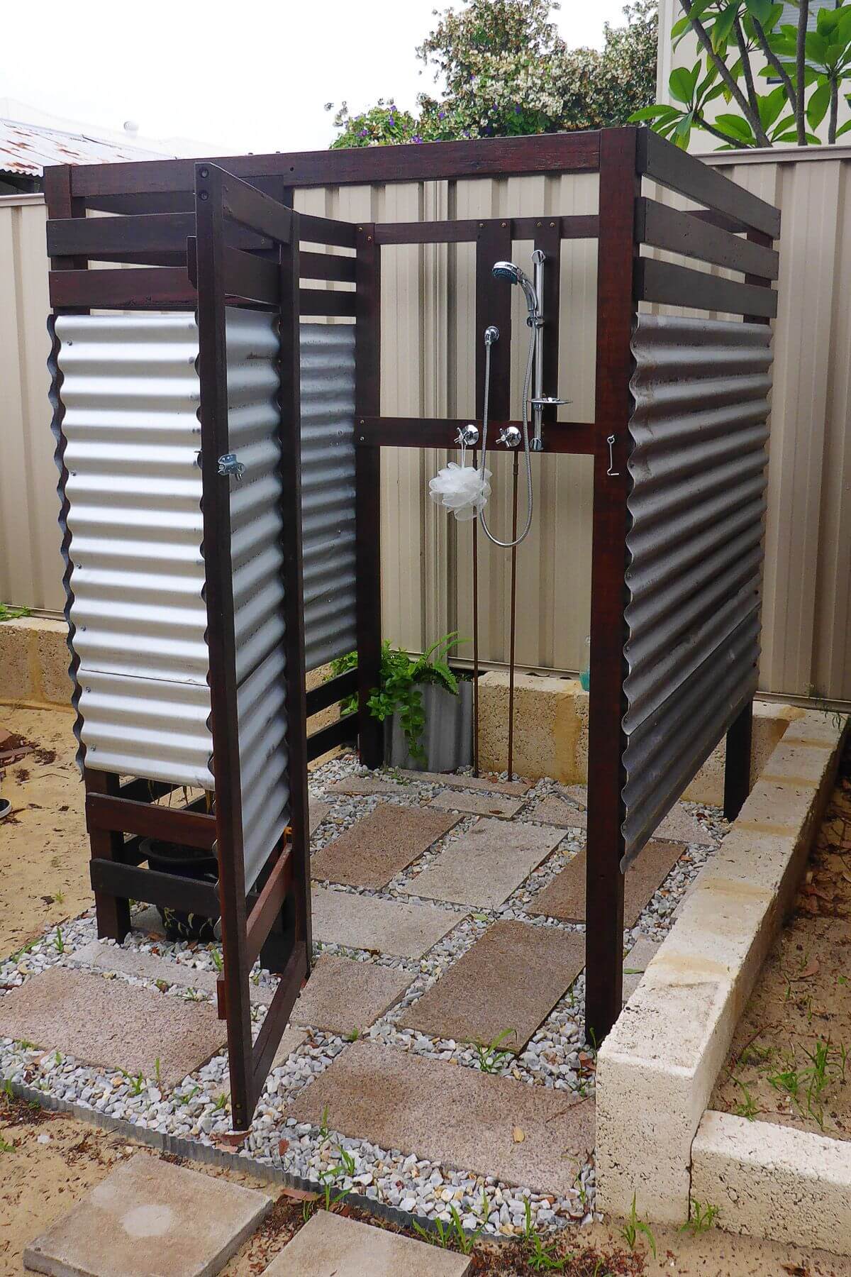 21 Outdoor Shower Design Ideas For Swimming Pools Areas