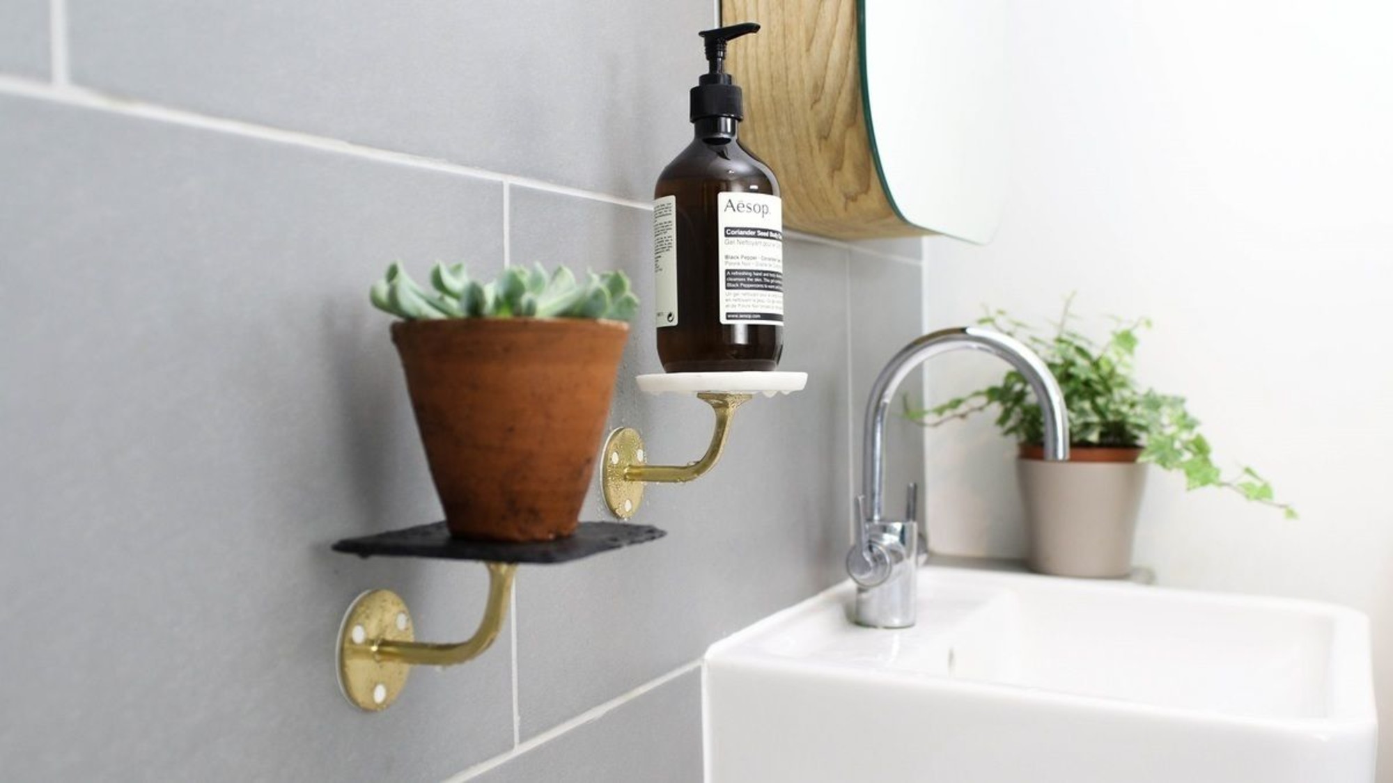 Bathroom-Creative-shelves2