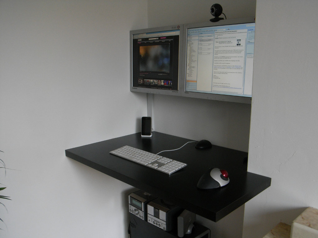 Mounted Desk Designs For DIY Enthusiasts 2