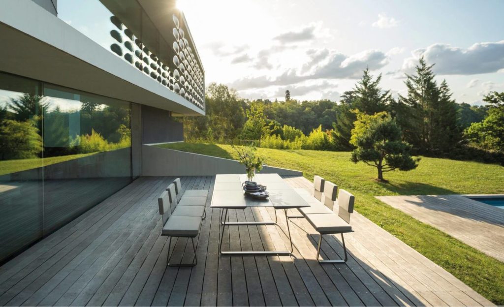 20+ Outdoor Dining Tables That Will Wow Your Dinner Guests