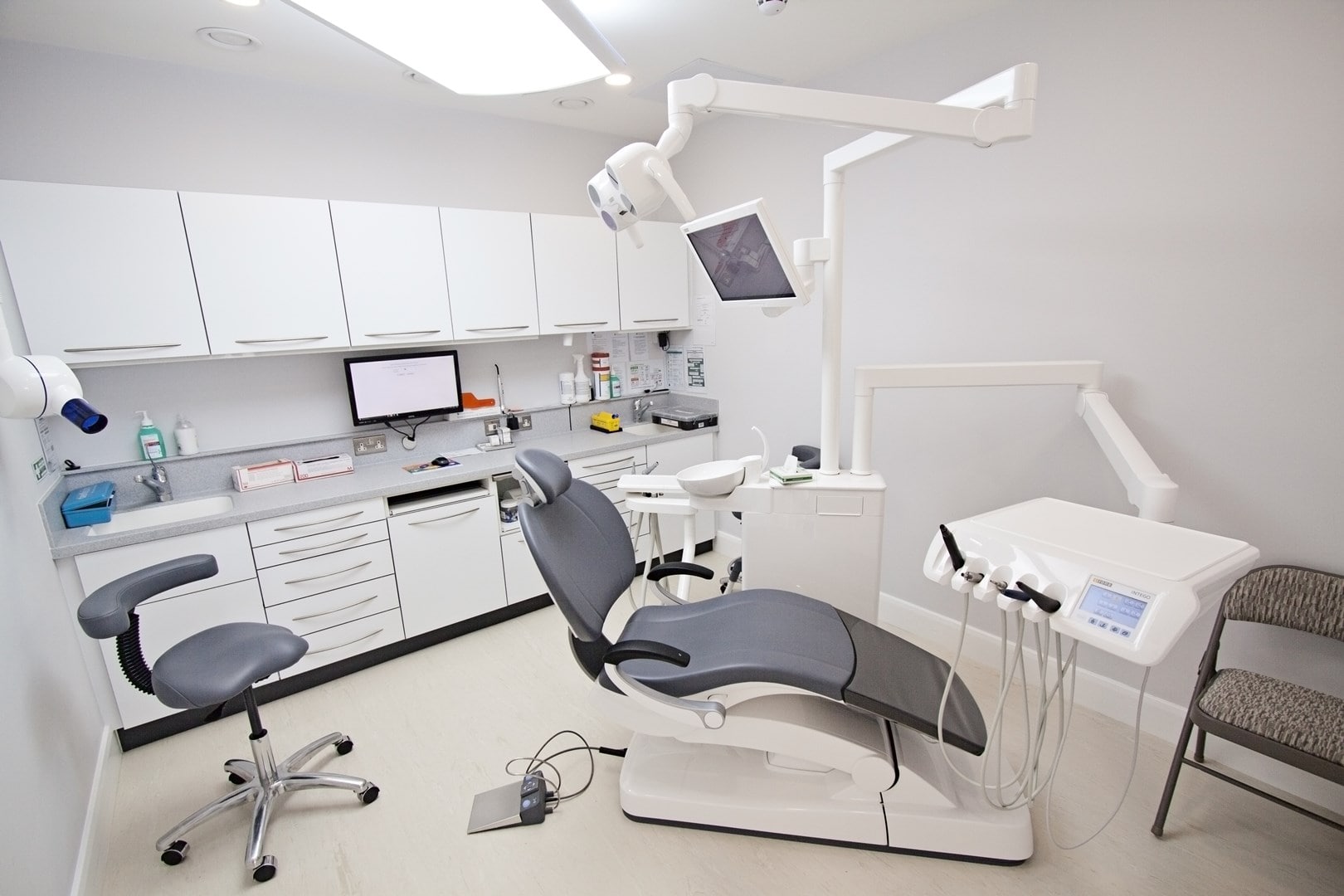 Modern & Stylist Interior Designs Ideas for Small Dental ...