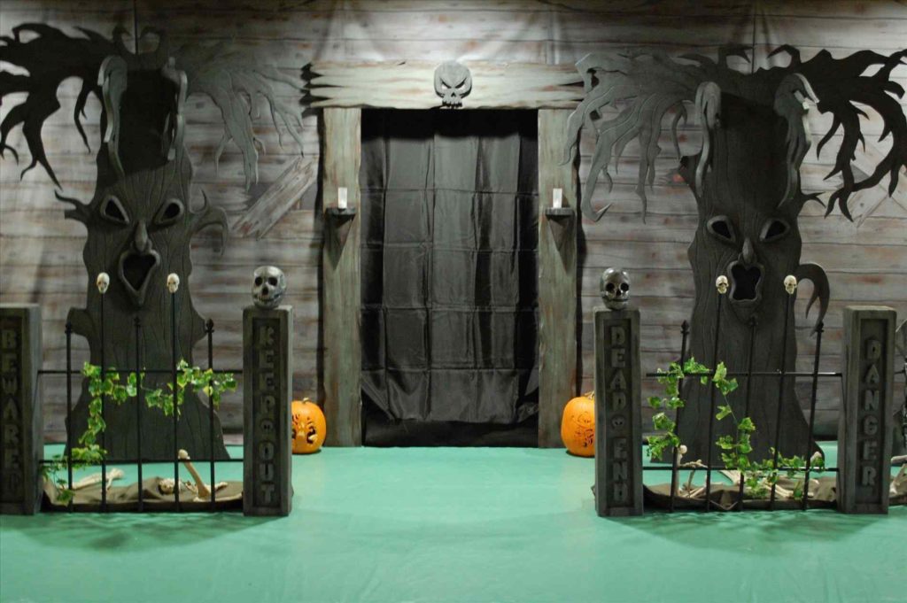 20 House Door Decoration For Halloween 2024   Door2 1024x681 