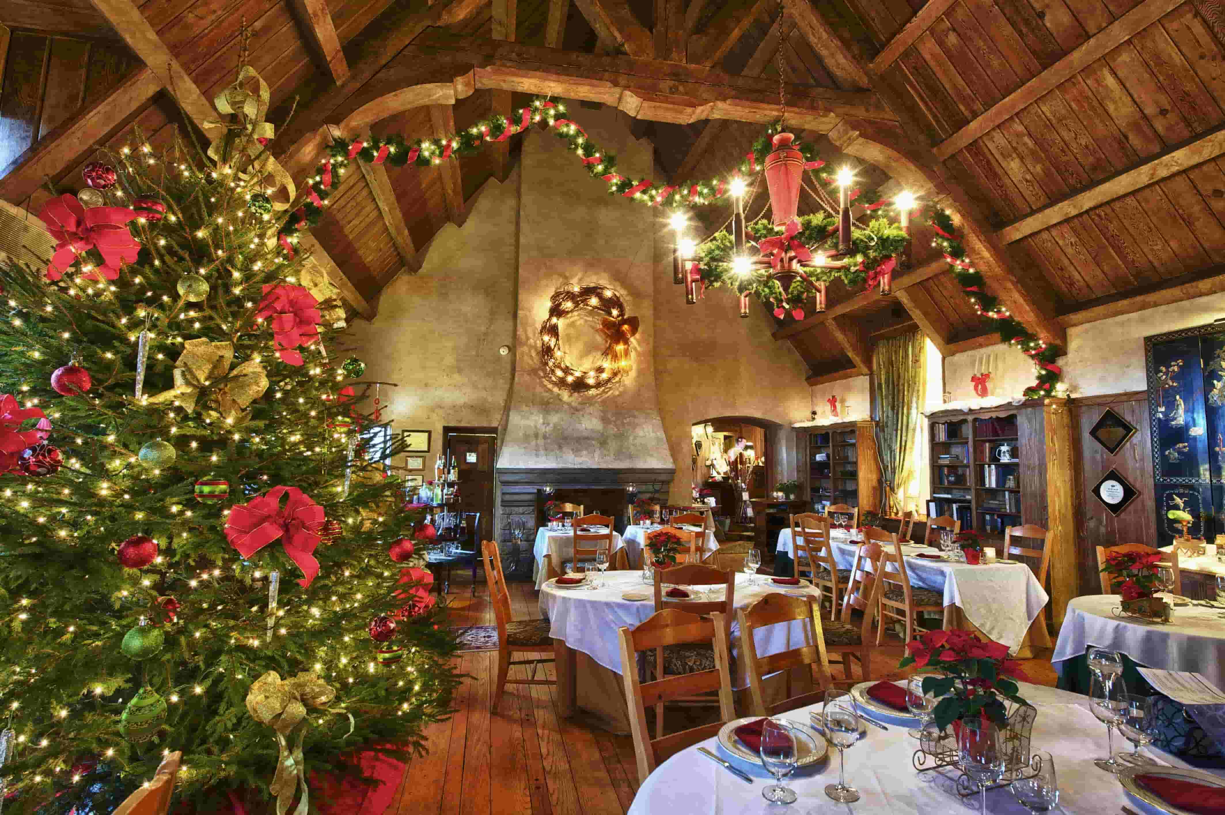 20 Best Restaurant Decoration Ideas For Christmas