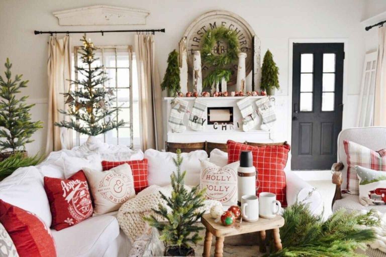 Beautiful way to Decorate The Living room for Christmas