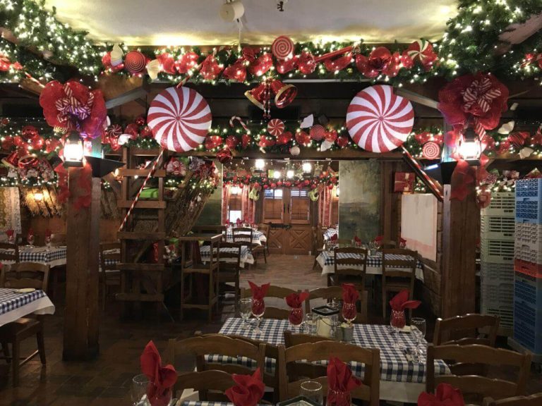 20+ Best Restaurant Decoration Ideas for Christmas