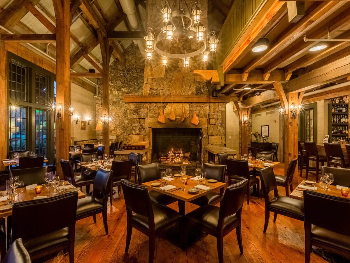 20 Best Restaurant Decoration Ideas For Christmas