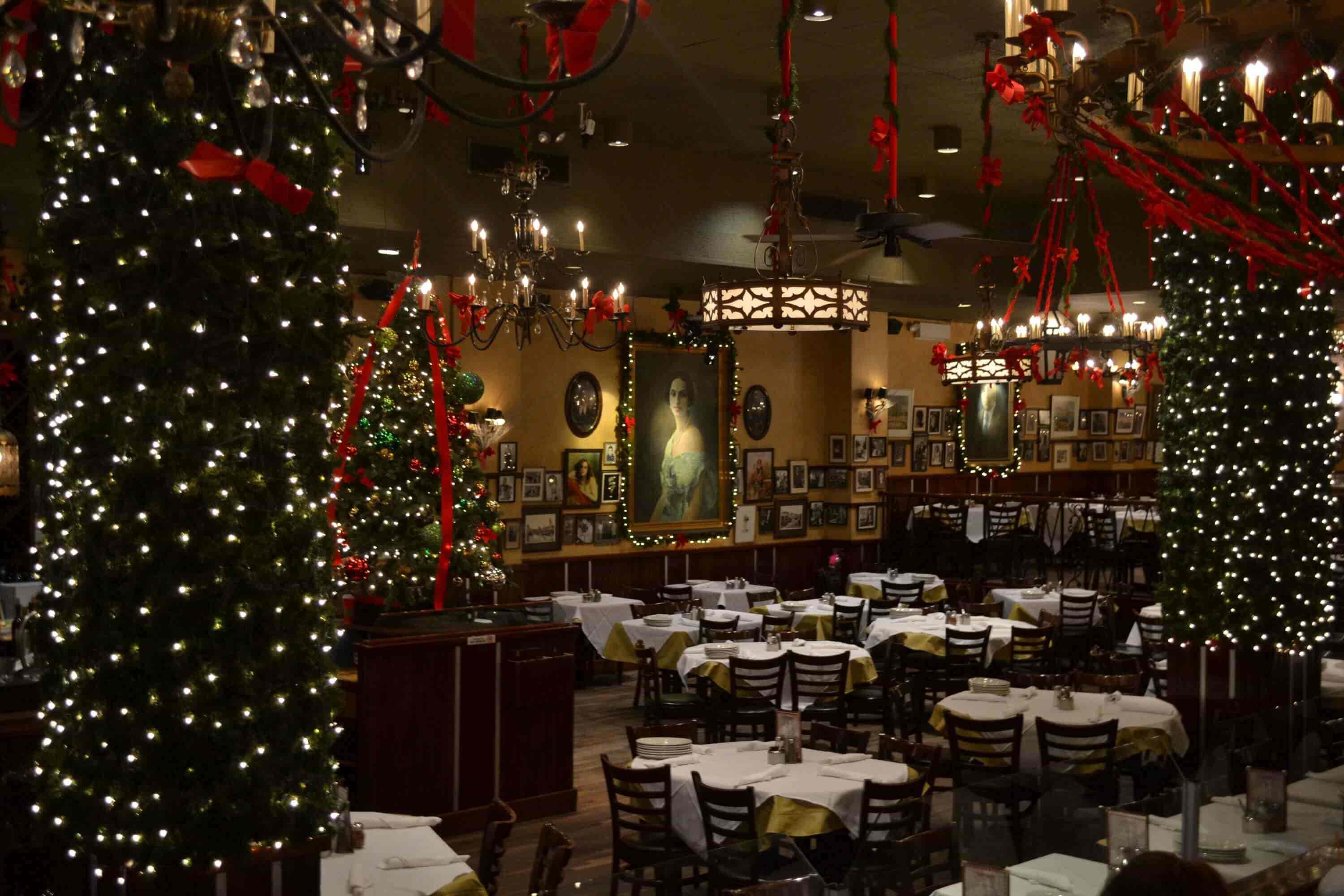 20+ Best Restaurant Decoration Ideas for Christmas