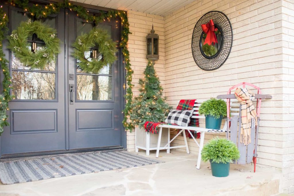 Attractive Front Porch Christmas Decoration Ideas