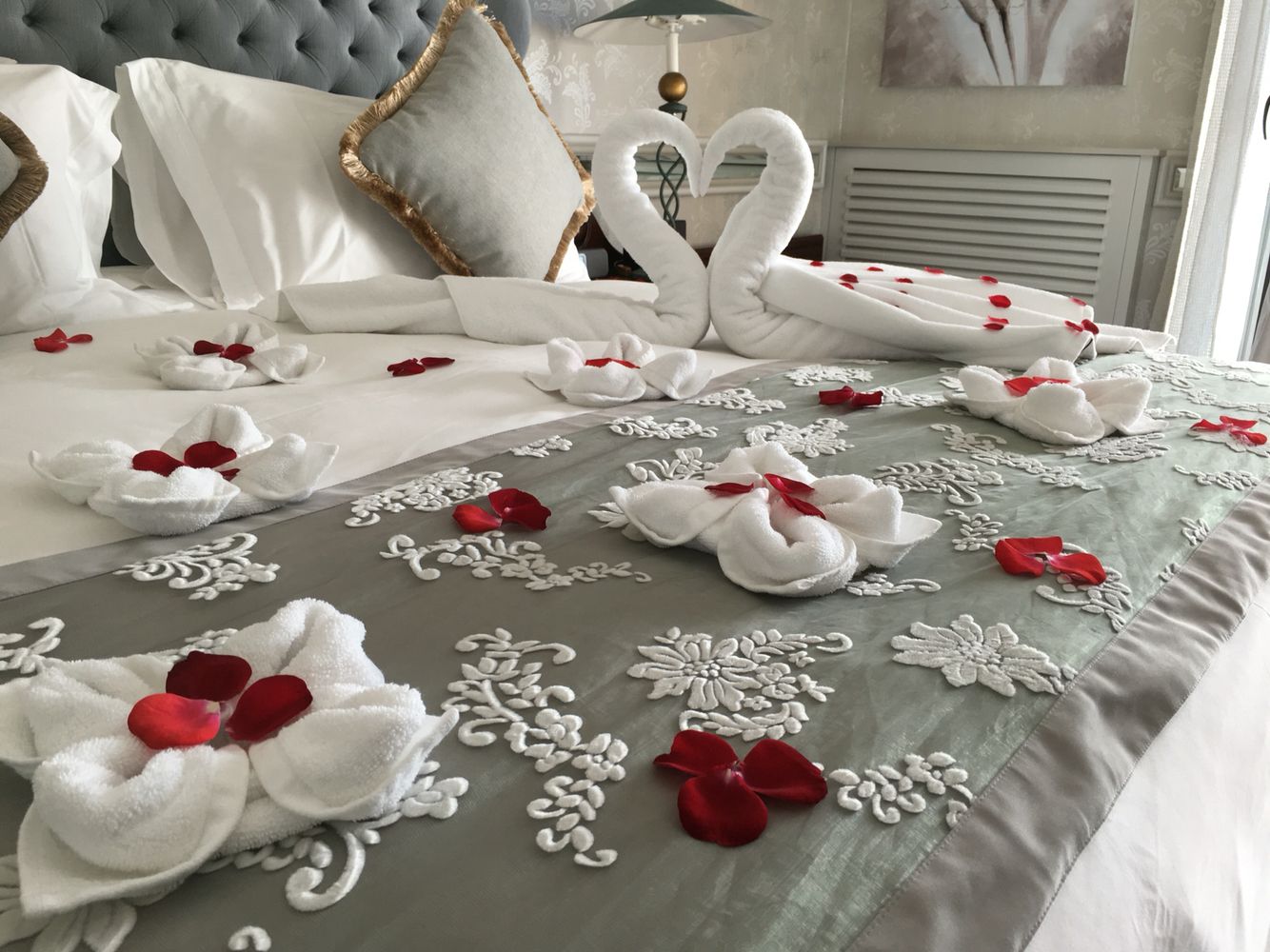 Bedroom Decoration for Valentine Day