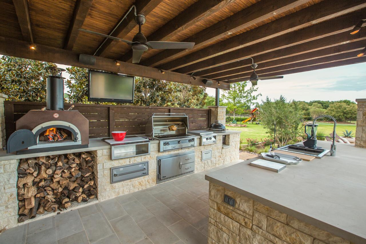 Outdoor Bar With Pizza Oven 