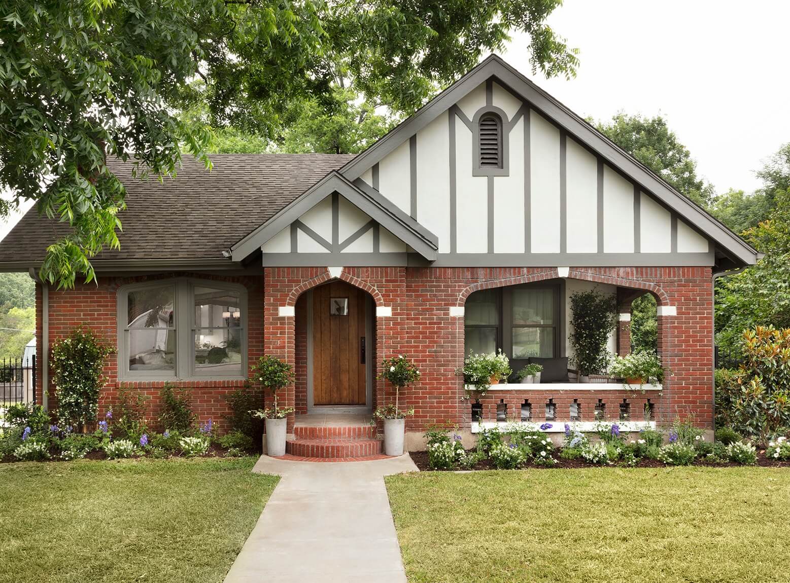 Modern With Antique Tudor Style House Designs Ideas modern-with-antique-tudor-style-house-designs-ideas