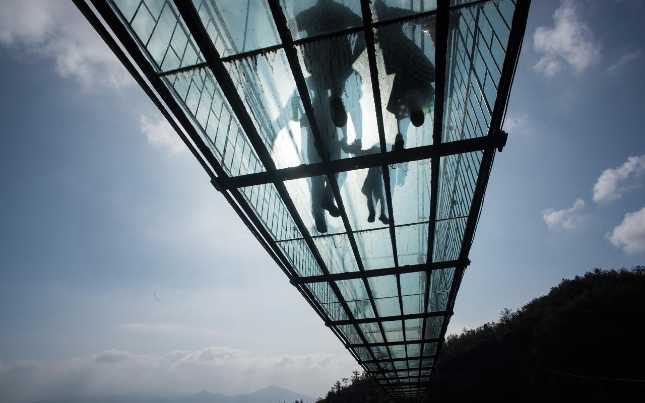 Shiniuzhai Geopark Glass Bridge