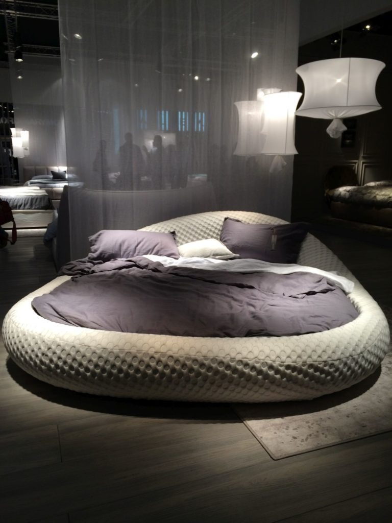 round bed