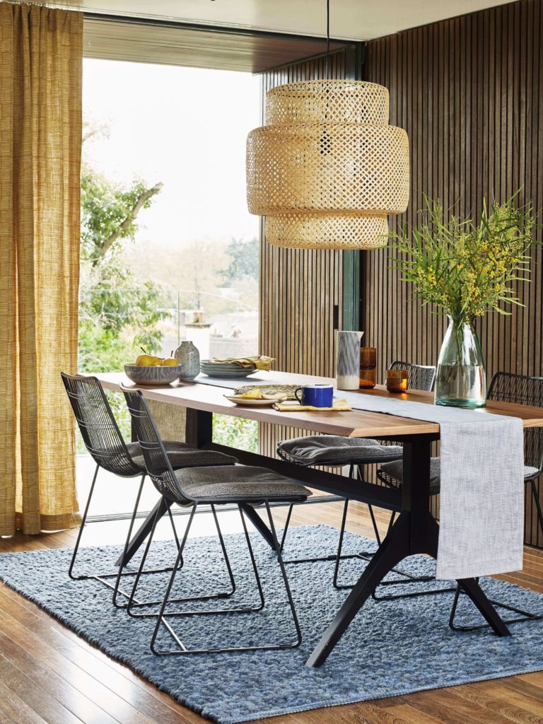 arrange dining table 