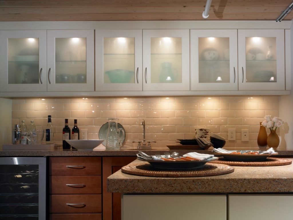 kitchen cabinet shelf lighting