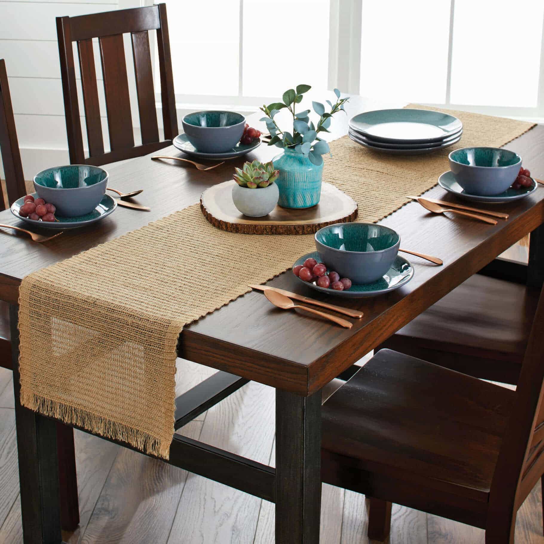 Attractive and Modern Dining Table Runner Design Ideas