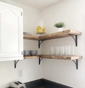 How to Attractively Organize Open Shelves in the Kitchen