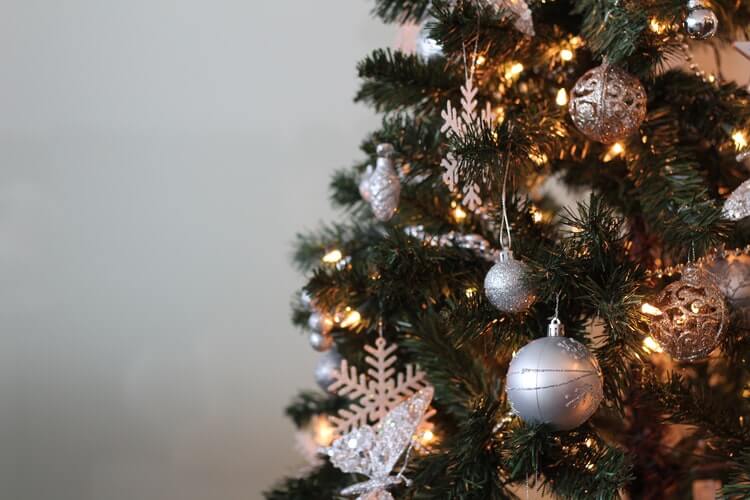 8 Best Upright Christmas Trees Decoration Ideas