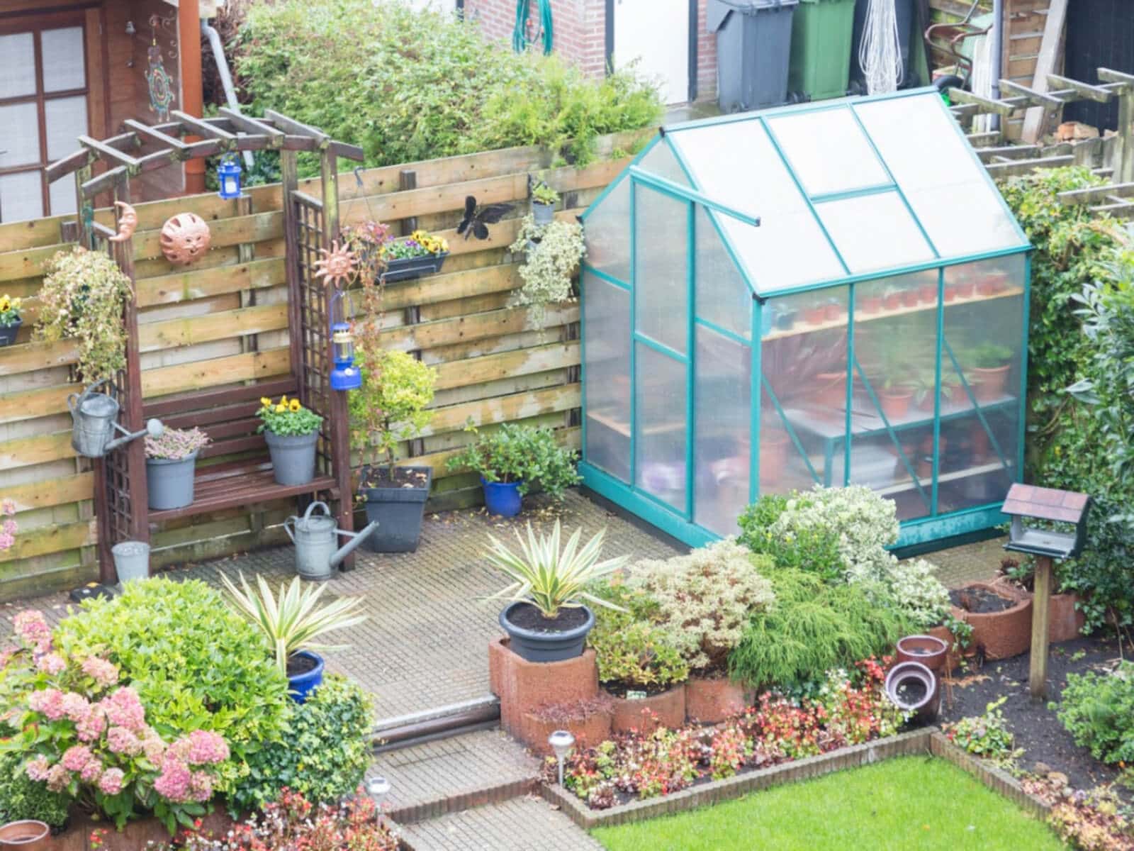 Greenhouses And Gardening 
