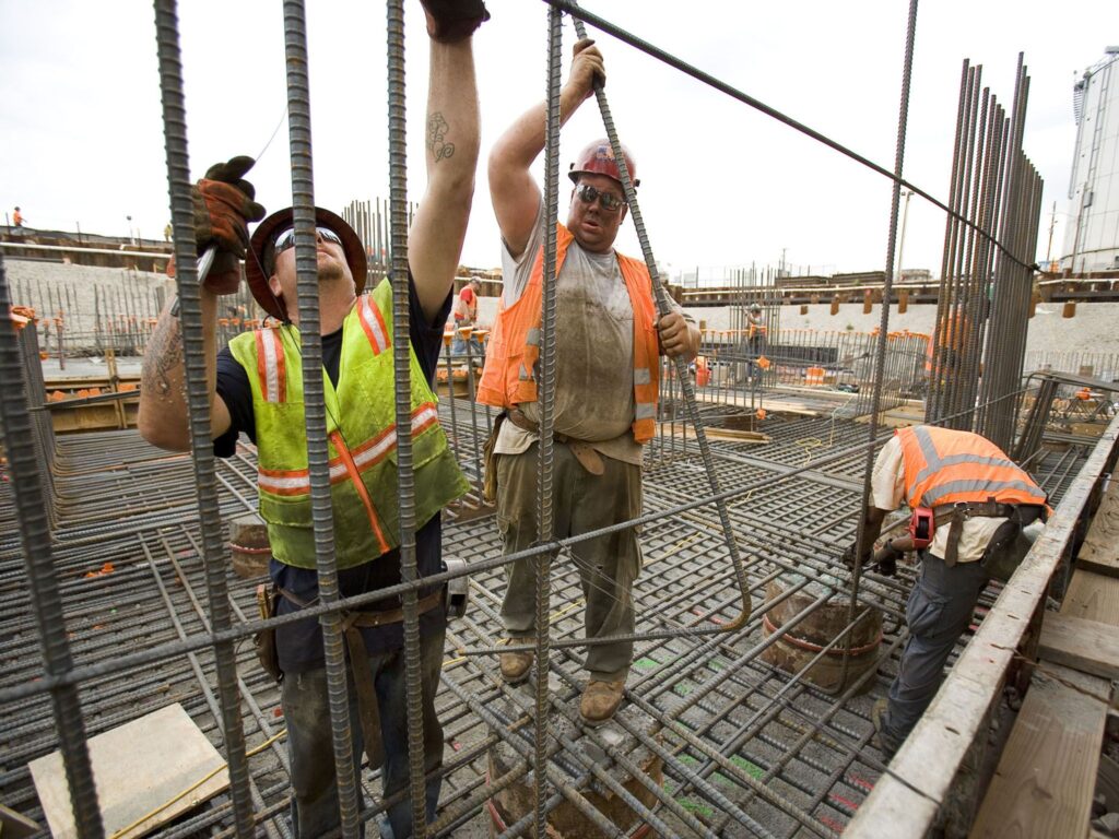 How Much Does a Construction Worker Earn 