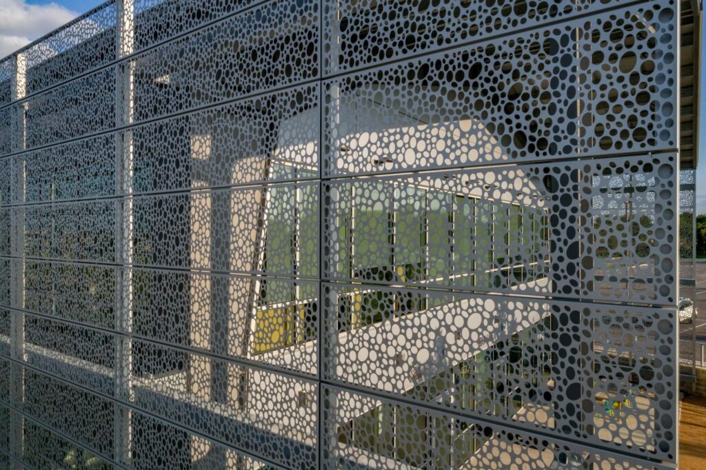 applications of perforated metal in the architectural field 