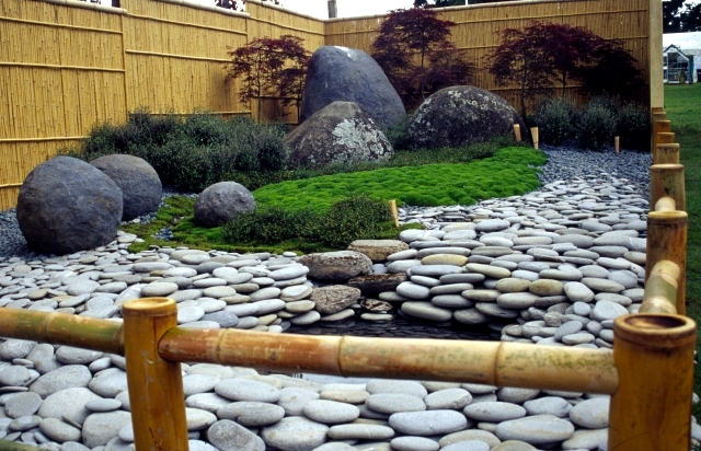 Decorate Your Garden With Stones 