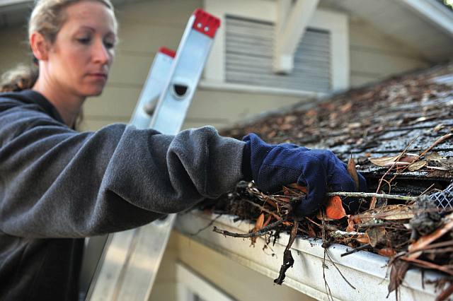 Safety Measures to Follow While Cleaning Gutters in Home 1