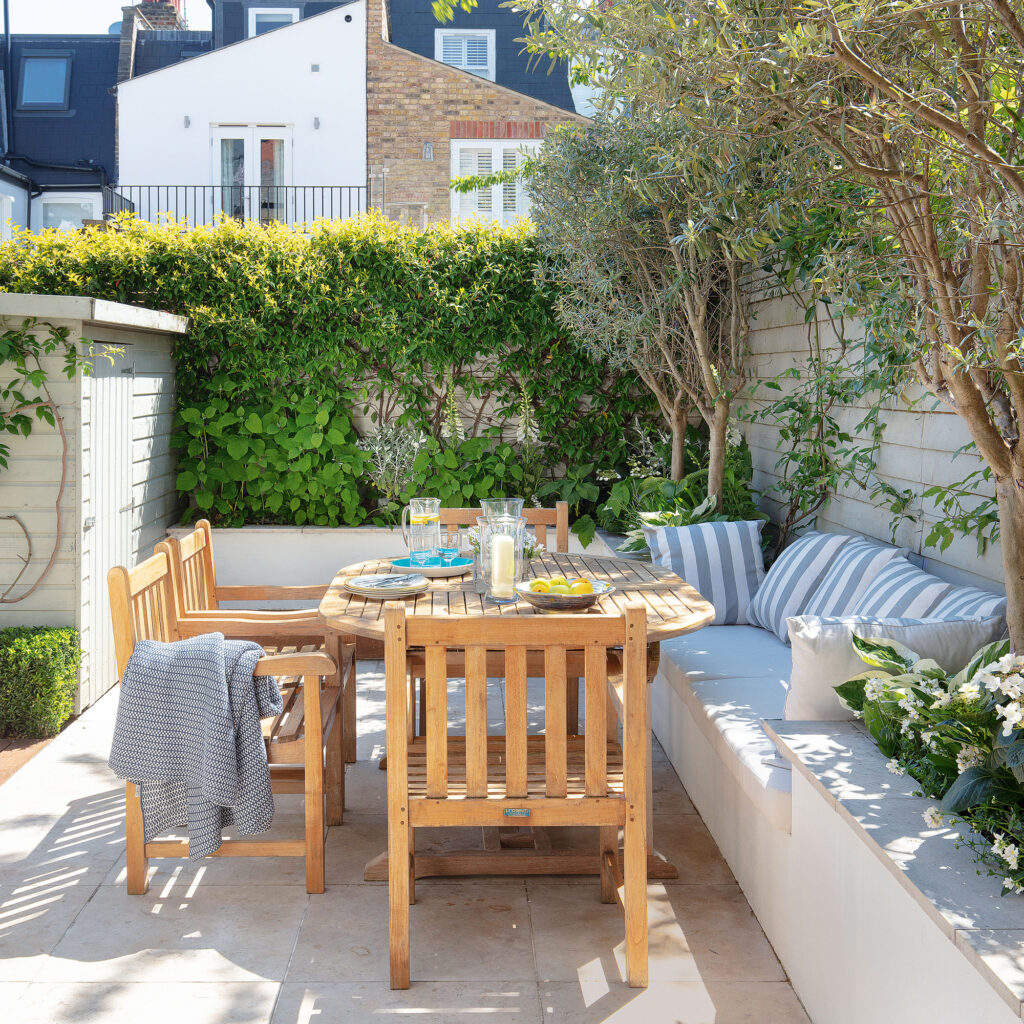 Turn Your Garden Into An Extra Dining Area 