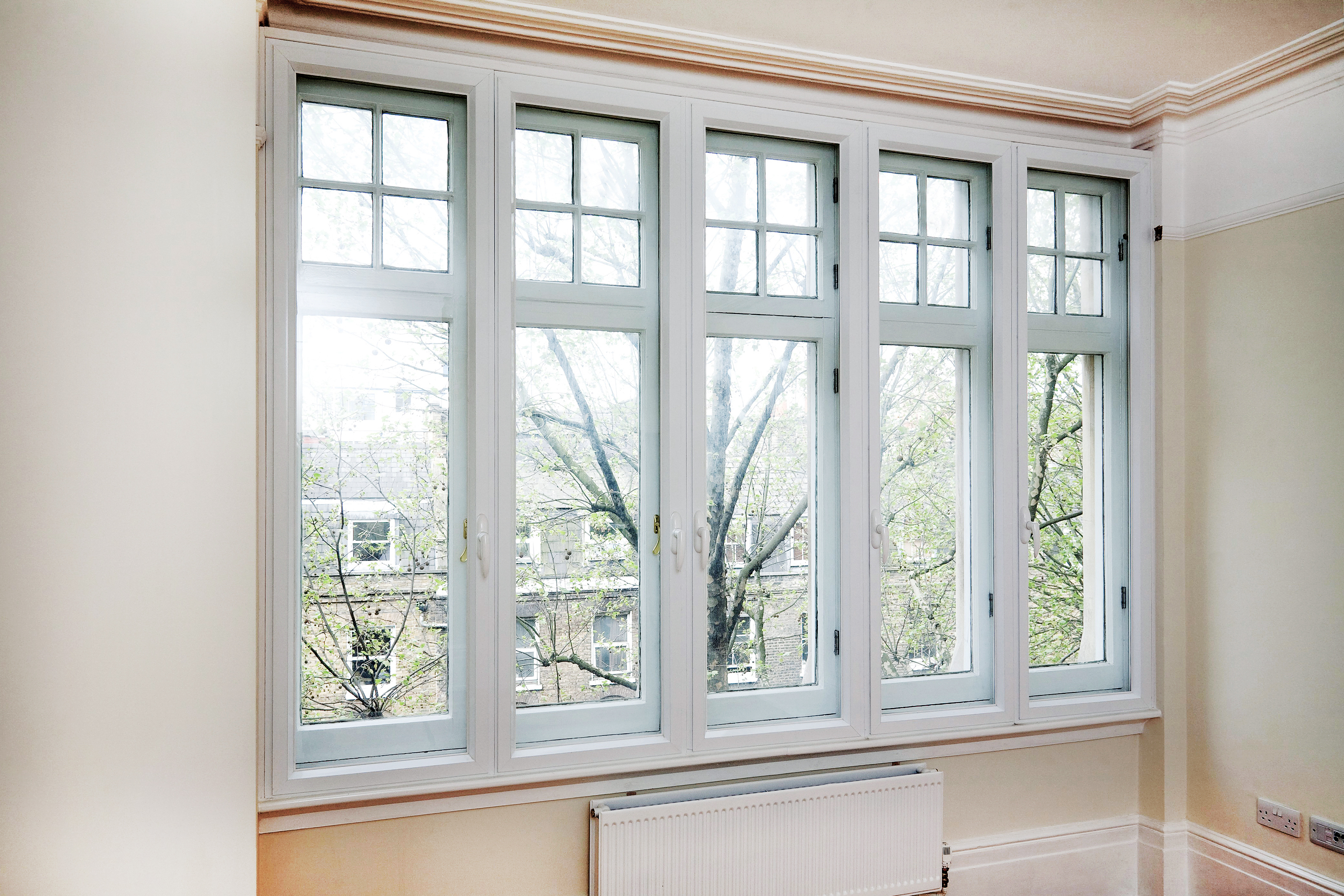 Нем окна бел. Пластиковое окно. Балконная дверь с форточкой. У окна. Пластиковые окна фотогалерея.