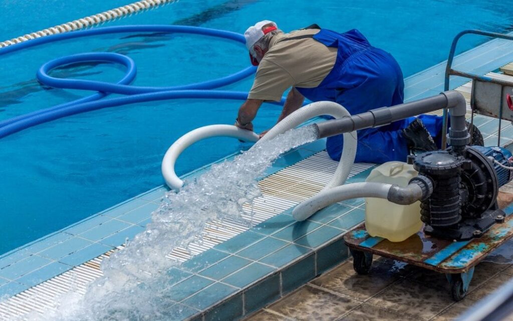 Hiring Pool Cleaners 