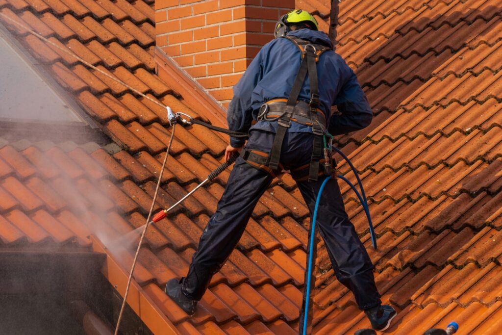 How Commercial Pressure Cleaning Revitalizes Roof Surfaces 