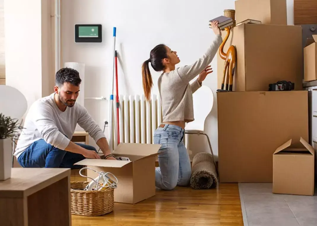 Moving Yourself vs Hiring Movers 