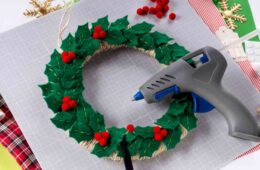 making christmas wreath from glue