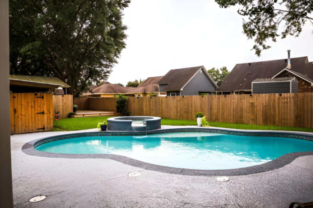 Top Benefits of Fiberglass Pools for Toronto Homes