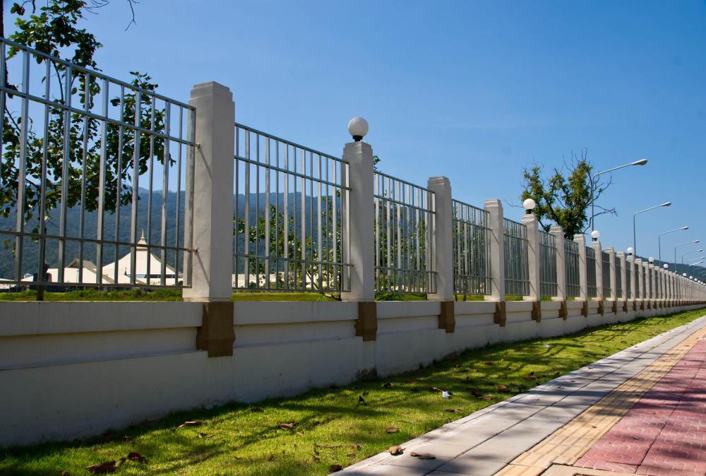 What Are the Best Value Fence Installation Companies for Large Backyards?